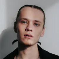 Poslechněte si interpreta undefined, sledujte hudební videa, přečtěte si životopis, podívejte se na data turné a další informace.