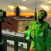 聆聽 undefined、觀看音樂影片、閱讀小傳、查看巡演日期等！