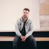 Ouça undefined, assista a videoclipes, leia a biografia, veja as datas das turnês e mais!