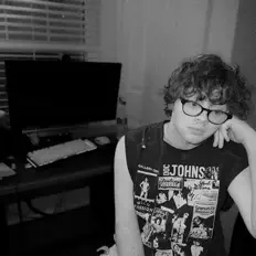 聆聽 Jake、觀看音樂影片、閱讀小傳、查看巡演日期等！