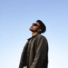 Drew Sweatを聴いたり、ミュージックビデオを鑑賞したり、経歴やツアー日程などを確認したりしましょう！