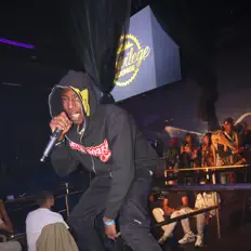 Escucha a Izan, mira videos musicales, lee su biografía, consulta las fechas de las gira y más.