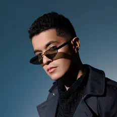 聆聽 ULLOΛ、觀看音樂影片、閱讀小傳、查看巡演日期等！