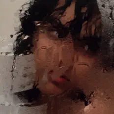 Theykkinoを聴いたり、ミュージックビデオを鑑賞したり、経歴やツアー日程などを確認したりしましょう！