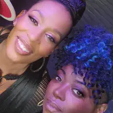 Helen Bruner & Terry Jones सुनें, म्यूज़िक वीडियो देखें, बायो पढ़ें, दौरे की तारीखें और बहुत कुछ देखें!