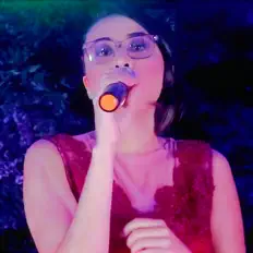 Listen to Laysla Mayra, watch music videos, read bio, see tour dates & more!