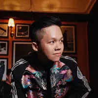 Escucha a undefined, mira videos musicales, lee su biografía, consulta las fechas de las gira y más.