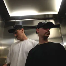 Hör dir LEER an, schau dir Musikvideos an, lies die Biografie, finde Tourdaten und mehr!