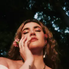 Posłuchaj wykonawcy Carina Marie, obejrzyj teledyski, przeczytaj biografię, zobacz daty tras koncertowych i nie tylko!