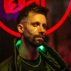 聆聽 TOTALE、觀看音樂影片、閱讀小傳、查看巡演日期等！