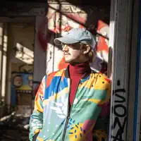 Luister naar undefined, bekijk muziekvideo's, lees de bio, bekijk de tourdata, en meer!