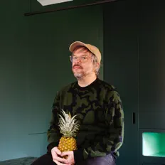 聆聽 Adam Wiltzie、觀看音樂影片、閱讀小傳、查看巡演日期等！