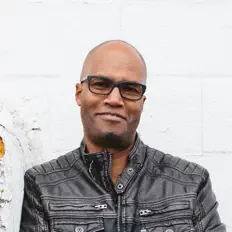聆聽 Ken Reynolds、觀看音樂影片、閱讀小傳、查看巡演日期等！