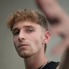 Posłuchaj wykonawcy Jruiizz, obejrzyj teledyski, przeczytaj biografię, zobacz daty tras koncertowych i nie tylko!