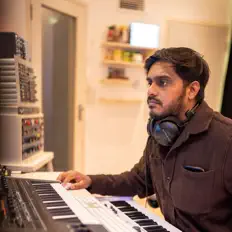 Poslechněte si interpreta Raghu Sounderarajan, sledujte hudební videa, přečtěte si životopis, podívejte se na data turné a další informace.