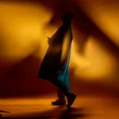 聆聽 Off.love、觀看音樂影片、閱讀小傳、查看巡演日期等！