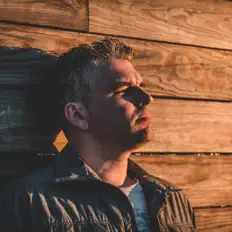 Poslechněte si interpreta Micke, sledujte hudební videa, přečtěte si životopis, podívejte se na data turné a další informace.