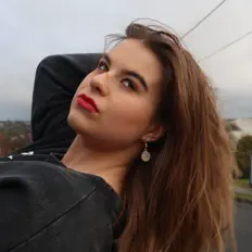 Dengarkan Ella J, tonton video musik, baca bio, lihat tanggal tur & lainnya!