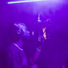 收听 Youngny、观看音乐视频、阅读小传、查看巡演日期等 ！