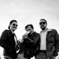 Tricks & Stuff सुनें, म्यूज़िक वीडियो देखें, बायो पढ़ें, दौरे की तारीखें और बहुत कुछ देखें!