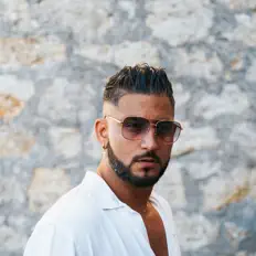 Ouça Loukas, assista a videoclipes, leia a biografia, veja as datas das turnês e mais!