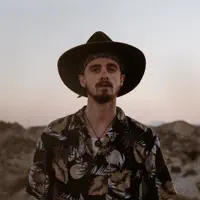 Ouve undefined, vê vídeos de música, lê a biografia, vê as datas da digressão e muito mais!