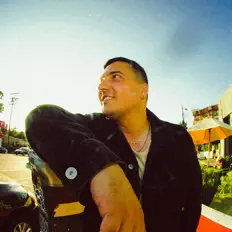 Poslechněte si interpreta QUIETLOVE, sledujte hudební videa, přečtěte si životopis, podívejte se na data turné a další informace.