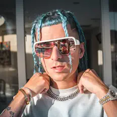 Ouça Rarri, assista a videoclipes, leia a biografia, veja as datas das turnês e mais!