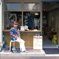 聆聽 Rovin、觀看音樂影片、閱讀小傳、查看巡演日期等！