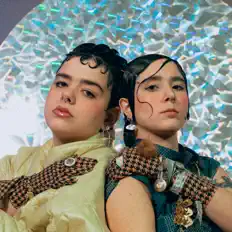 Dengarkan Troá!, tonton video musik, baca bio, lihat tanggal tur & lainnya!