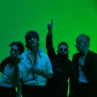 聆聽 undefined、觀看音樂影片、閱讀小傳、查看巡演日期等！