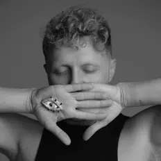 Hör dir GOLD_IN an, schau dir Musikvideos an, lies die Biografie, finde Tourdaten und mehr!