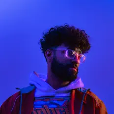 Ascolta MANÜEL, guarda video musicali, leggi la biografia, vedi le date del tour & altro!