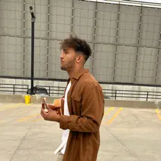 Poslechněte si interpreta Kahar, sledujte hudební videa, přečtěte si životopis, podívejte se na data turné a další informace.