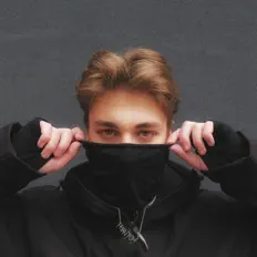 phantom을(를) 듣고, 뮤직 비디오를 보고, 약력을 읽고, 투어 일정 등을 확인하세요!