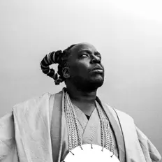 聆聽 Dave Okumu、觀看音樂影片、閱讀小傳、查看巡演日期等！