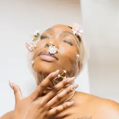 Poslechněte si interpreta Jayh, sledujte hudební videa, přečtěte si životopis, podívejte se na data turné a další informace.