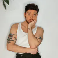 Hör dir undefined an, schau dir Musikvideos an, lies die Biografie, finde Tourdaten und mehr!