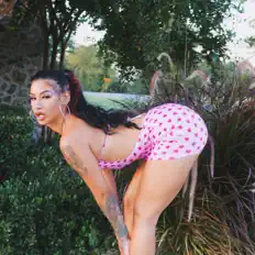 Bhad YaYa dinle, müzik videolarını izle, biyografisini oku, tur tarihlerini ve daha fazlasını gör!