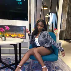 聆聽 Temia、觀看音樂影片、閱讀小傳、查看巡演日期等！