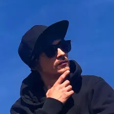 Hör dir Jaik Iconik an, schau dir Musikvideos an, lies die Biografie, finde Tourdaten und mehr!