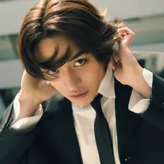 聆聽 LUCAS、觀看音樂影片、閱讀小傳、查看巡演日期等！