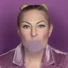 聆聽 Becca Ayers、觀看音樂影片、閱讀小傳、查看巡演日期等！