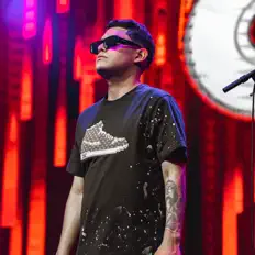 Uriel Gaxiola: песни, клипы, биография, даты выступлений и многое другое.