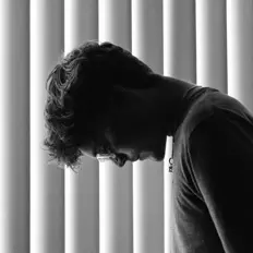 Poslechněte si interpreta Davvec, sledujte hudební videa, přečtěte si životopis, podívejte se na data turné a další informace.