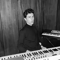 聆聽 undefined、觀看音樂影片、閱讀小傳、查看巡演日期等！