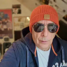 John Burnを聴いたり、ミュージックビデオを鑑賞したり、経歴やツアー日程などを確認したりしましょう！