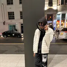 Ouve VIB£S, vê vídeos de música, lê a biografia, vê as datas da digressão e muito mais!