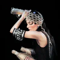 undefined을(를) 듣고, 뮤직 비디오를 보고, 약력을 읽고, 투어 일정 등을 확인하세요!