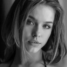 聆聽 Mariand Zoella、觀看音樂影片、閱讀小傳、查看巡演日期等！